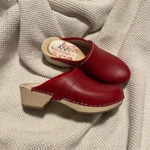 Red wooden clogs like new! Size 38